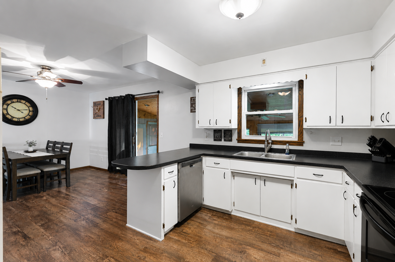 1516 Wellington Crescent Property Photo 3