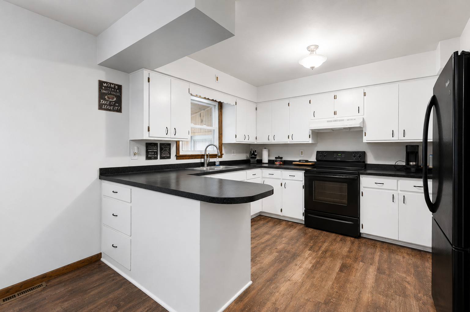 1516 Wellington Crescent Property Photo 4