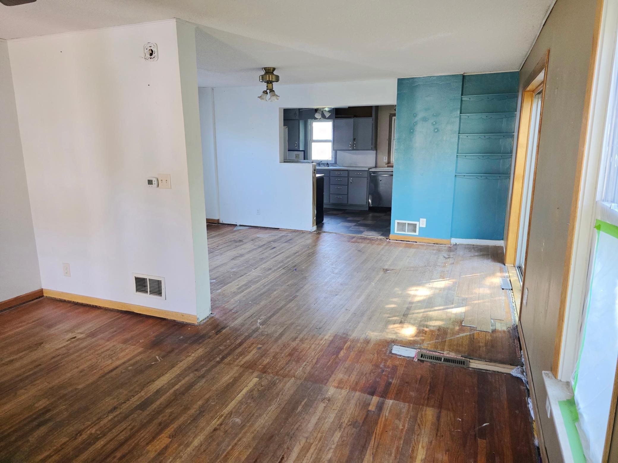 706 E 3rd Street Property Photo 4