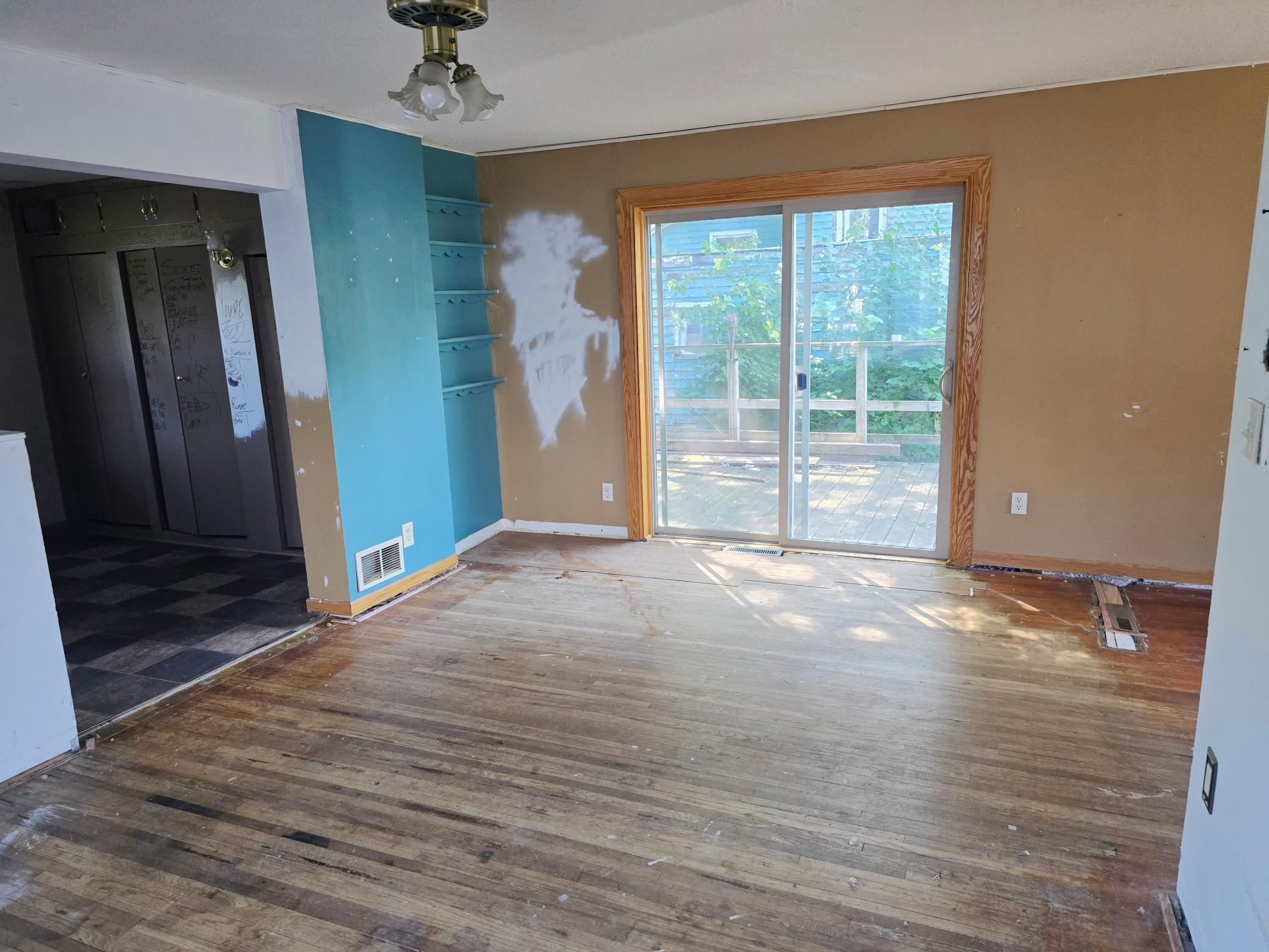 706 E 3rd Street Property Photo 5
