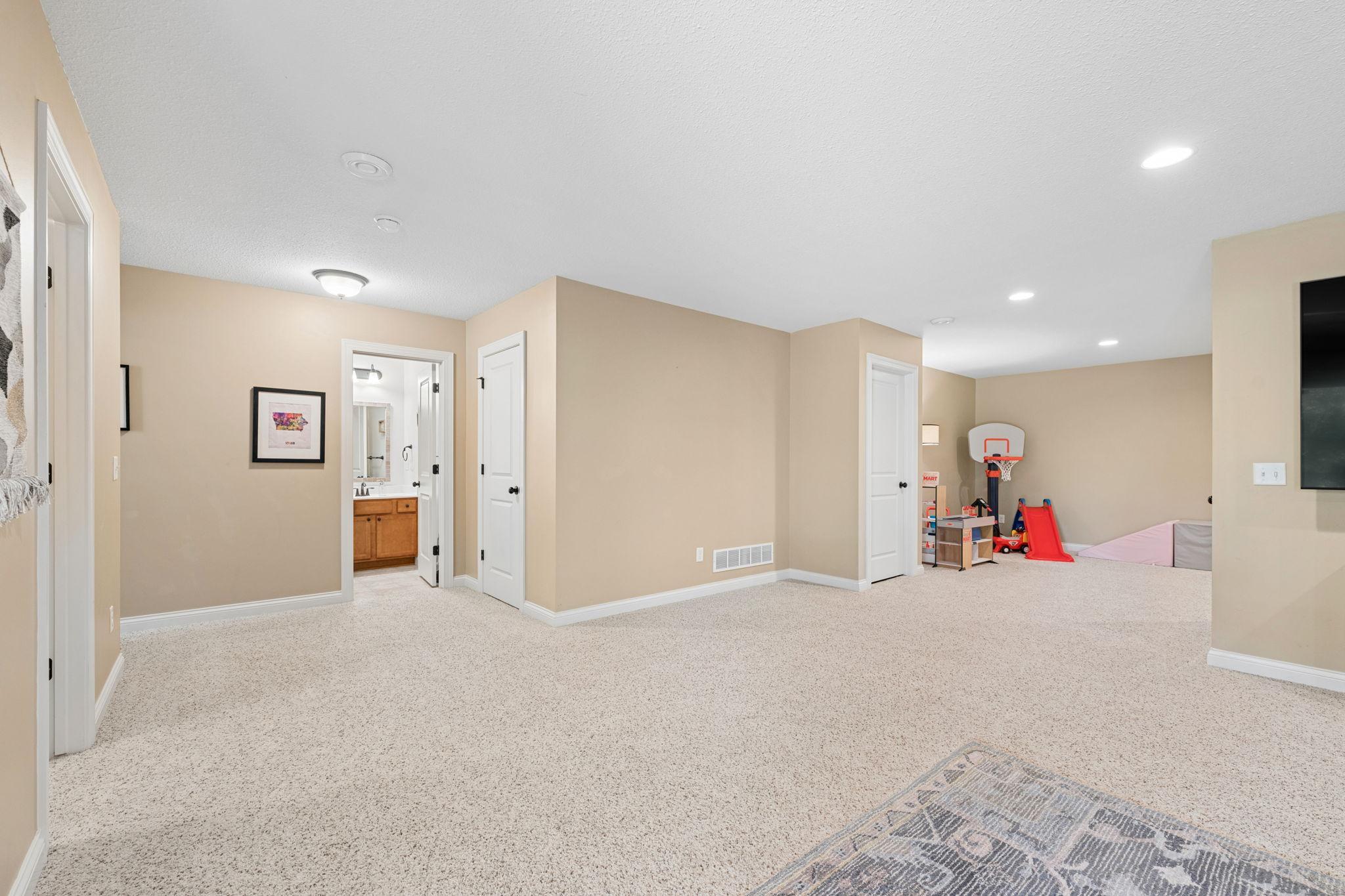 1192 Maple Lane W Property Photo 36