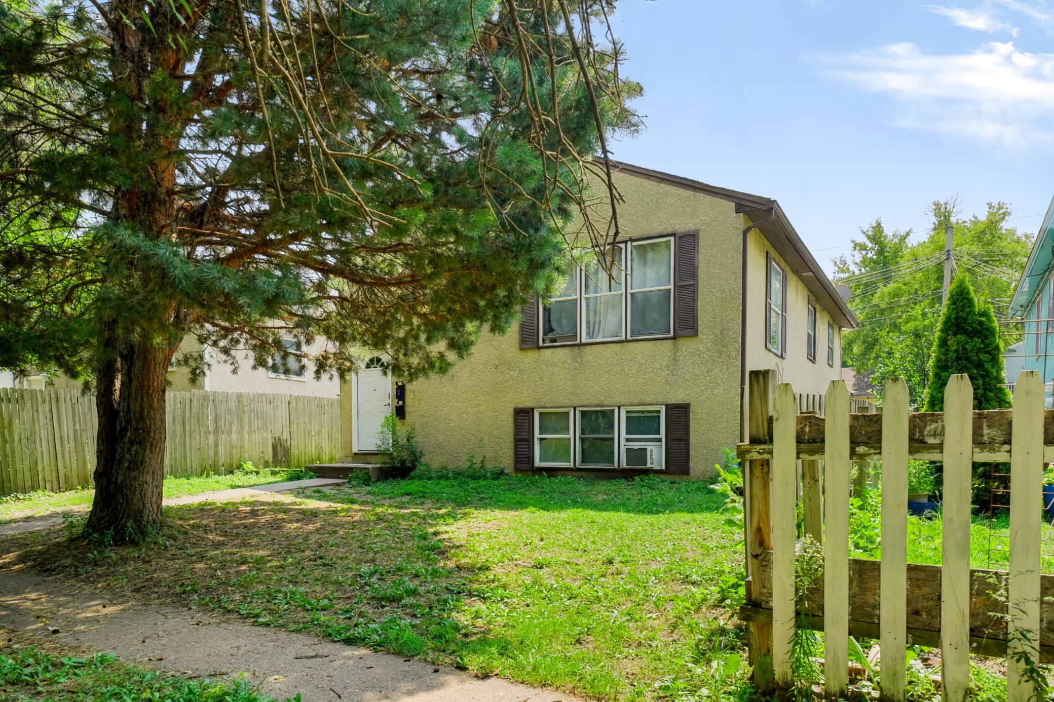 318 Baker Street E Property Photo 1
