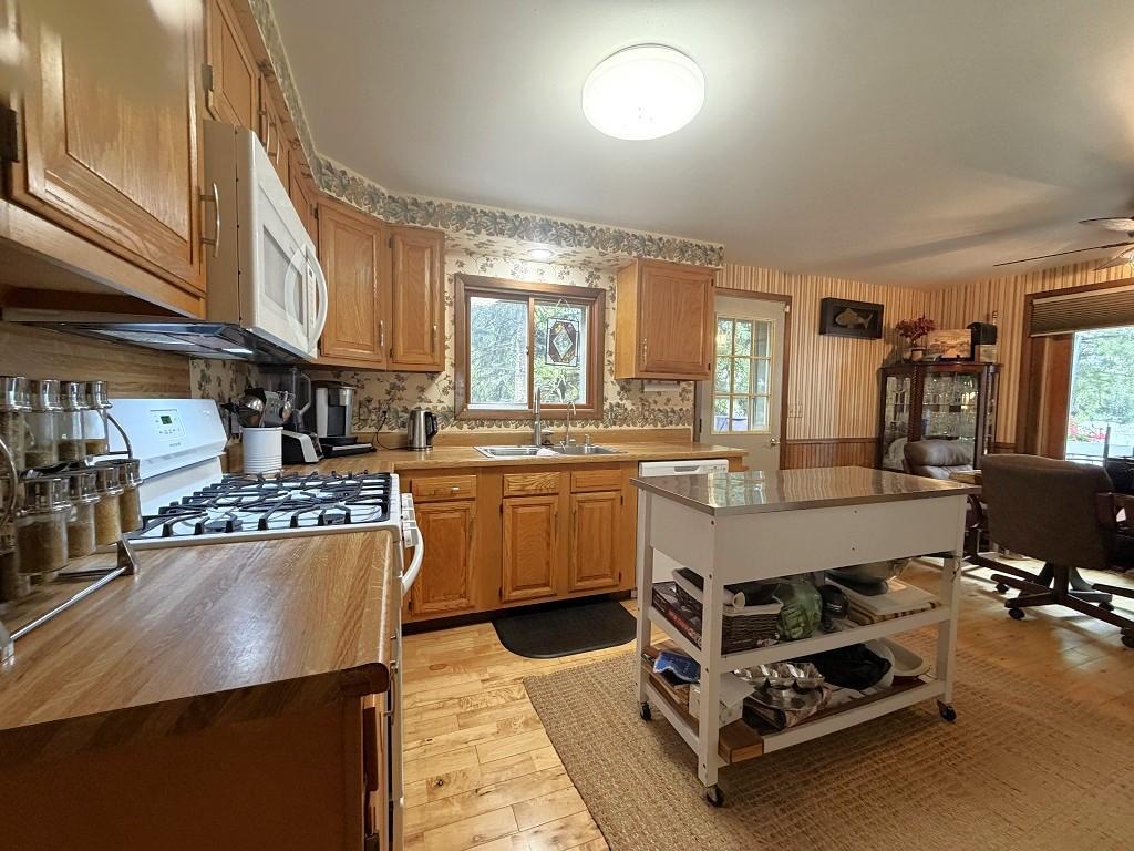 354 E East River Drive Property Photo 9