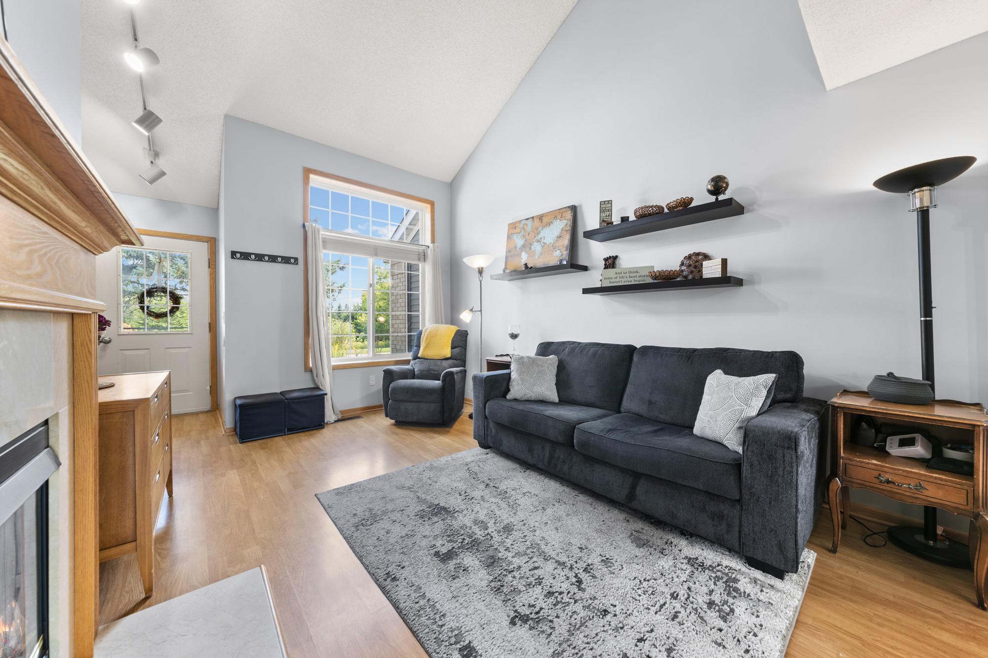 446 Mission Hills Way E Property Photo 4