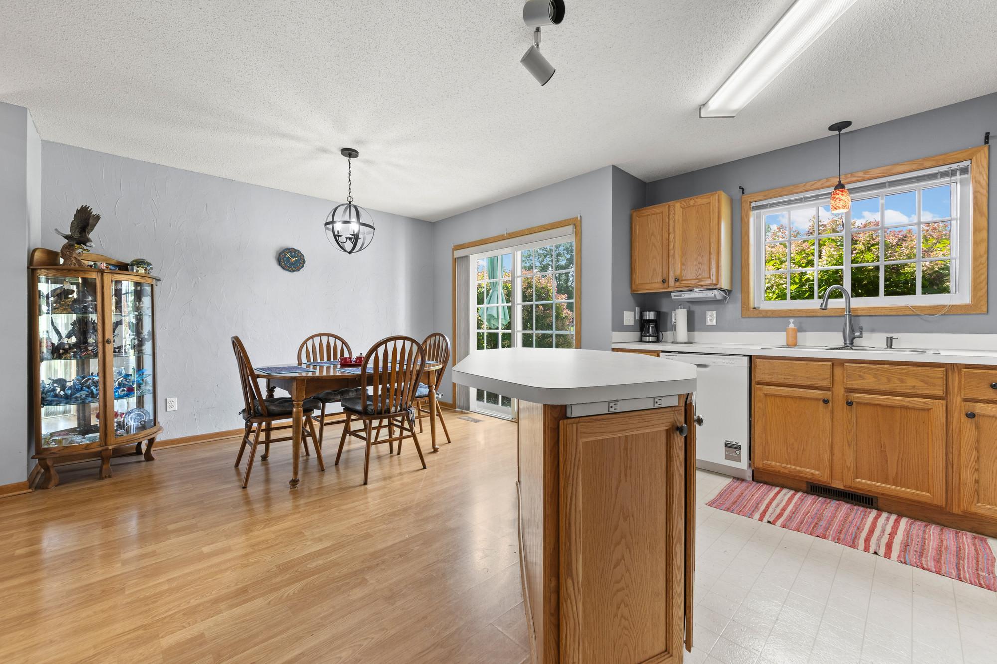 446 Mission Hills Way E Property Photo 7
