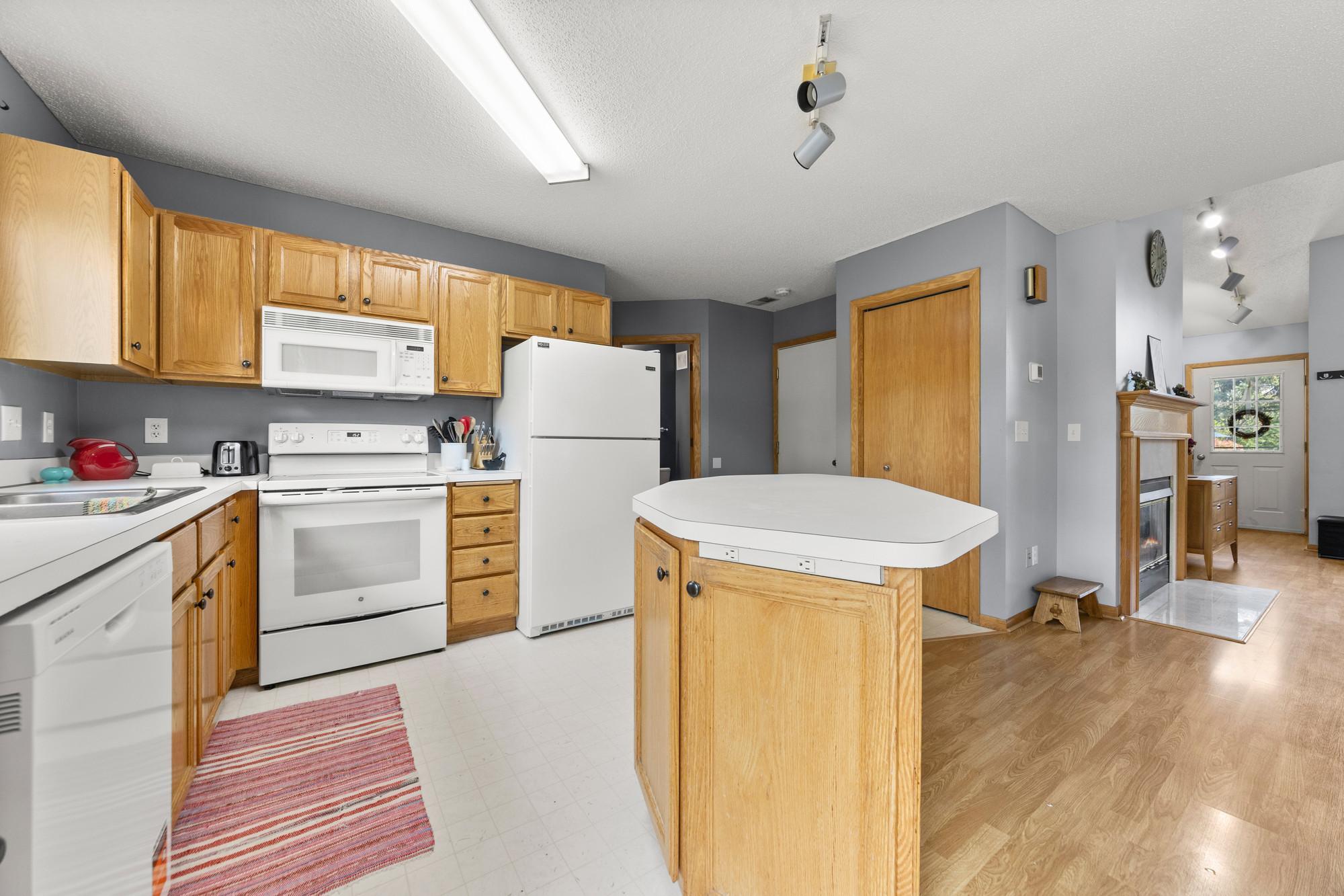 446 Mission Hills Way E Property Photo 8