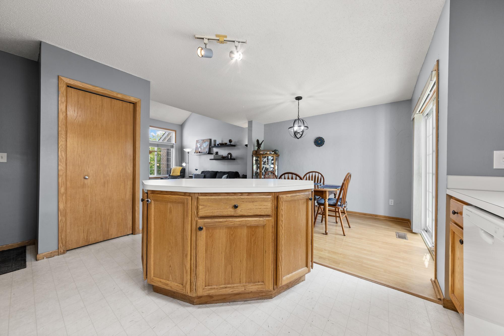 446 Mission Hills Way E Property Photo 10