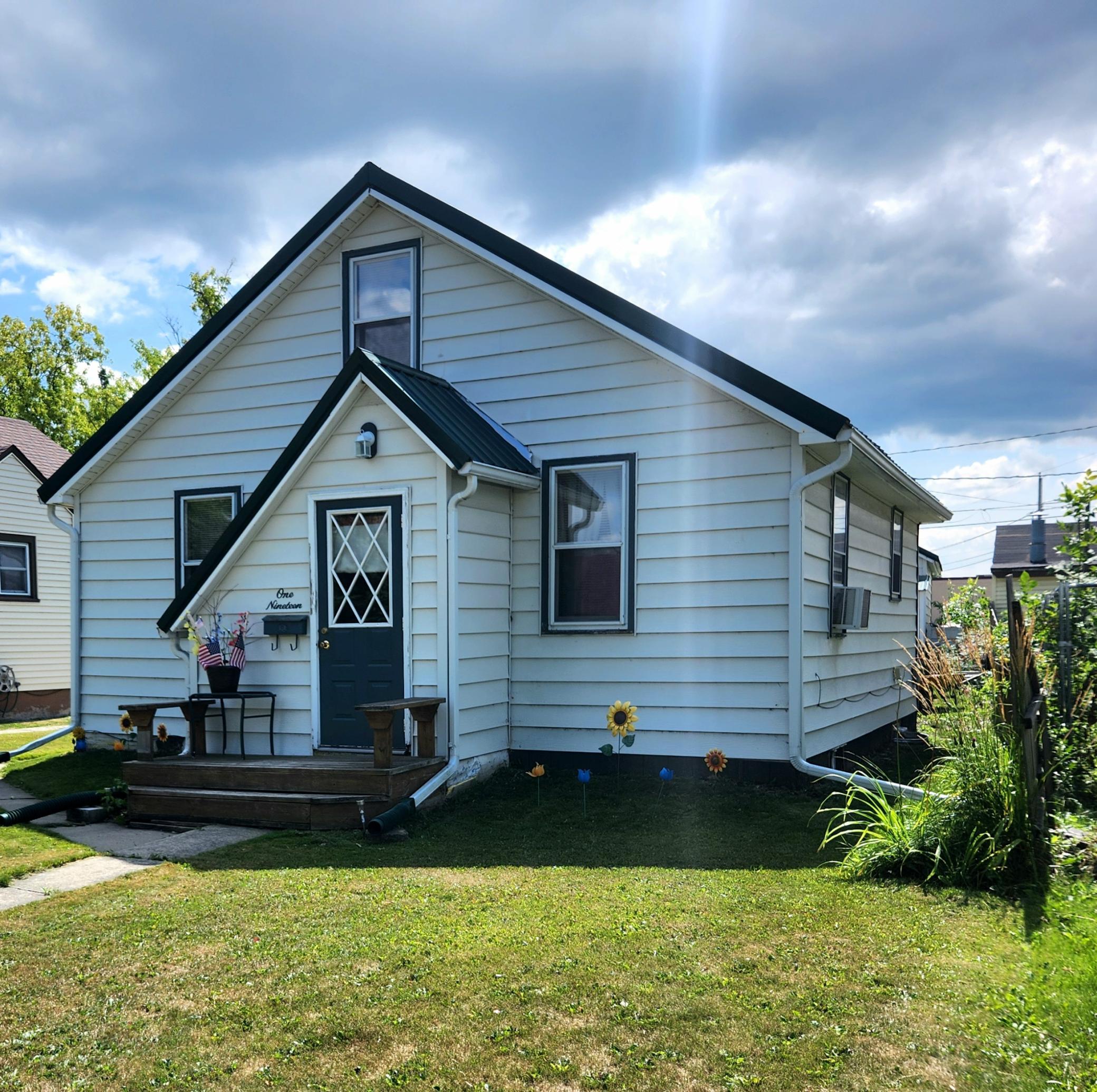 119 13th Street W Property Photo 2