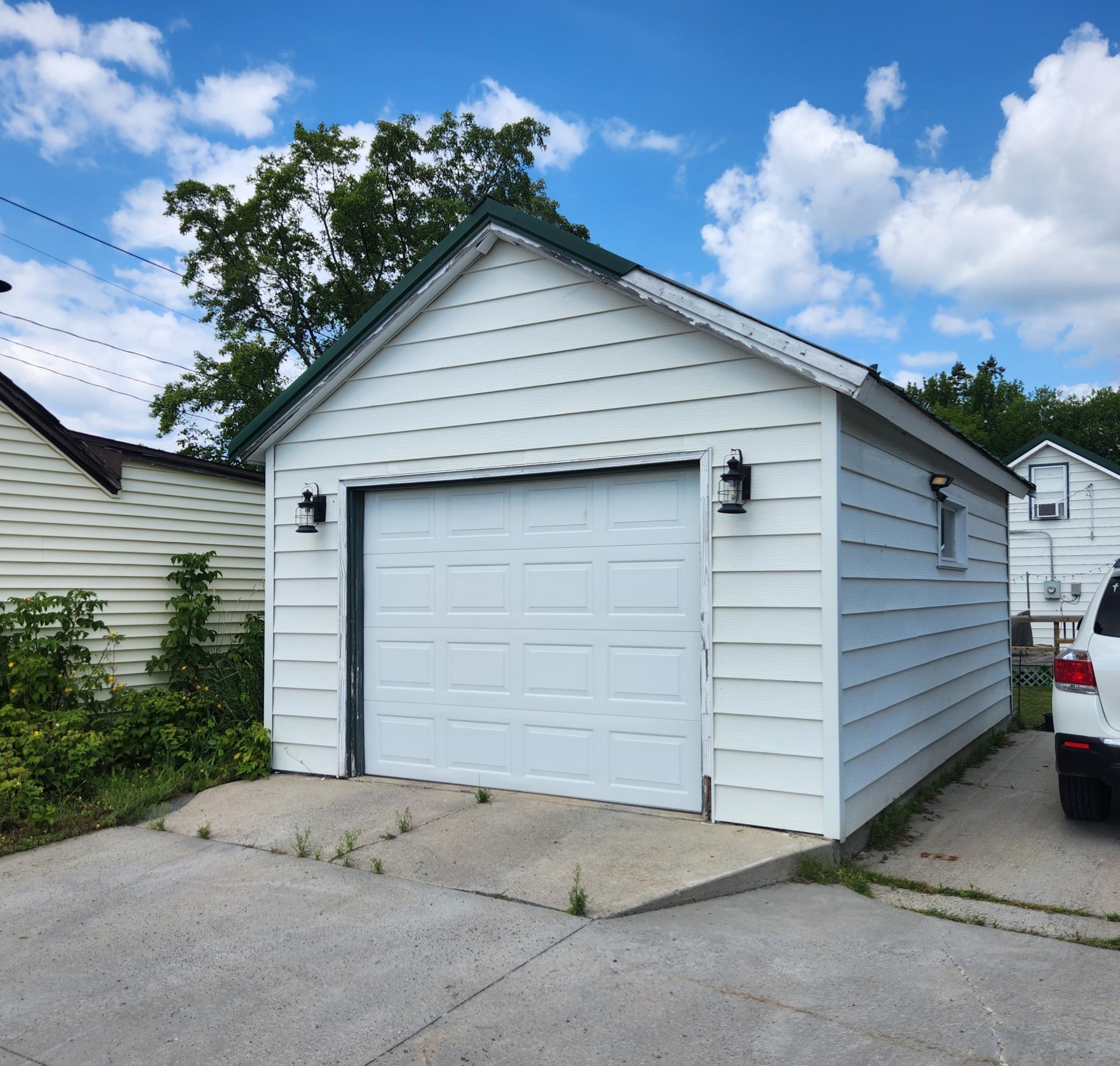 119 13th Street W Property Photo 24