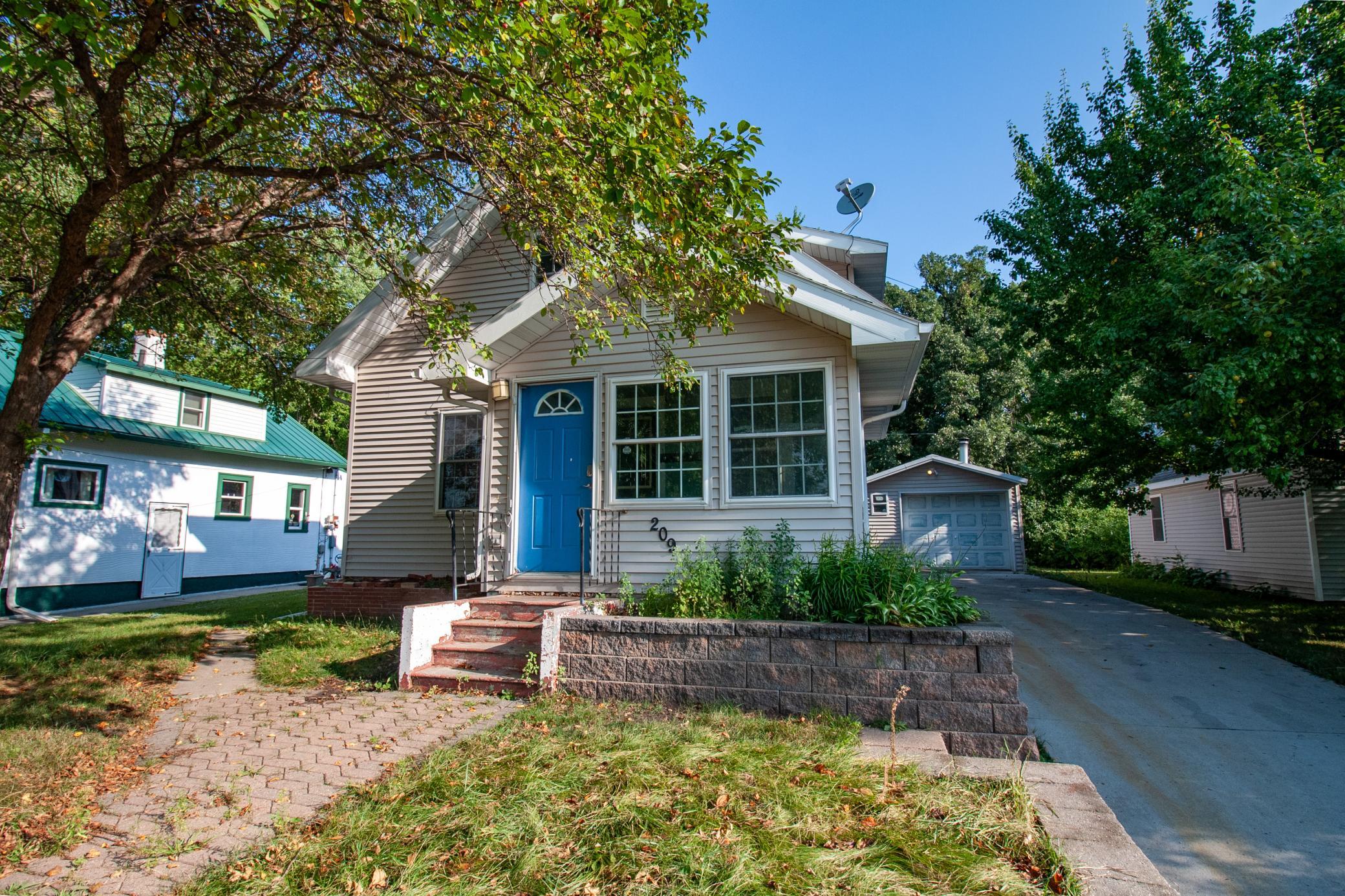 209 Cleveland Avenue E Property Photo 1