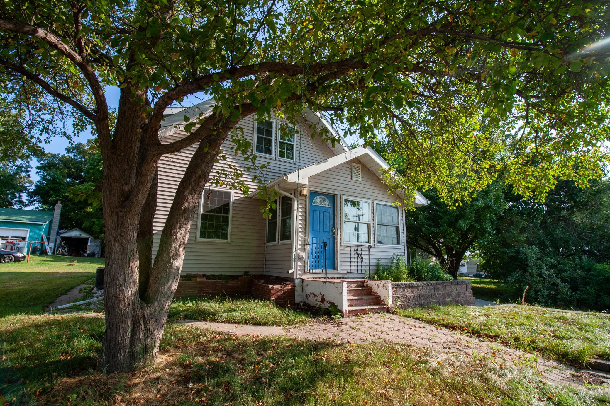 209 Cleveland Avenue E Property Photo 2
