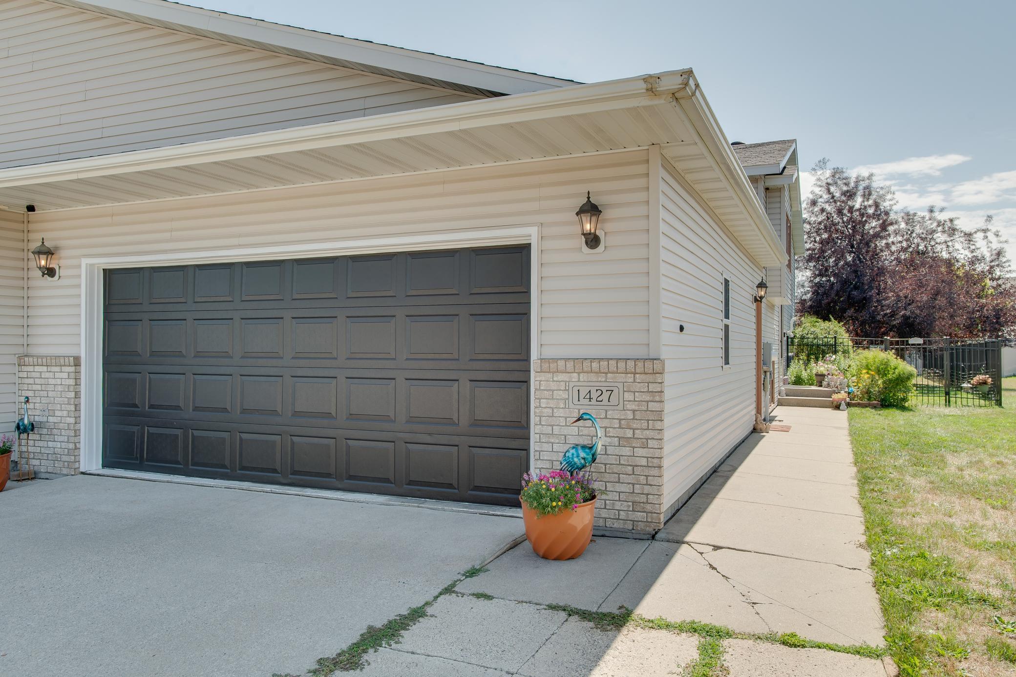 1427 Suntree Drive Property Photo 1
