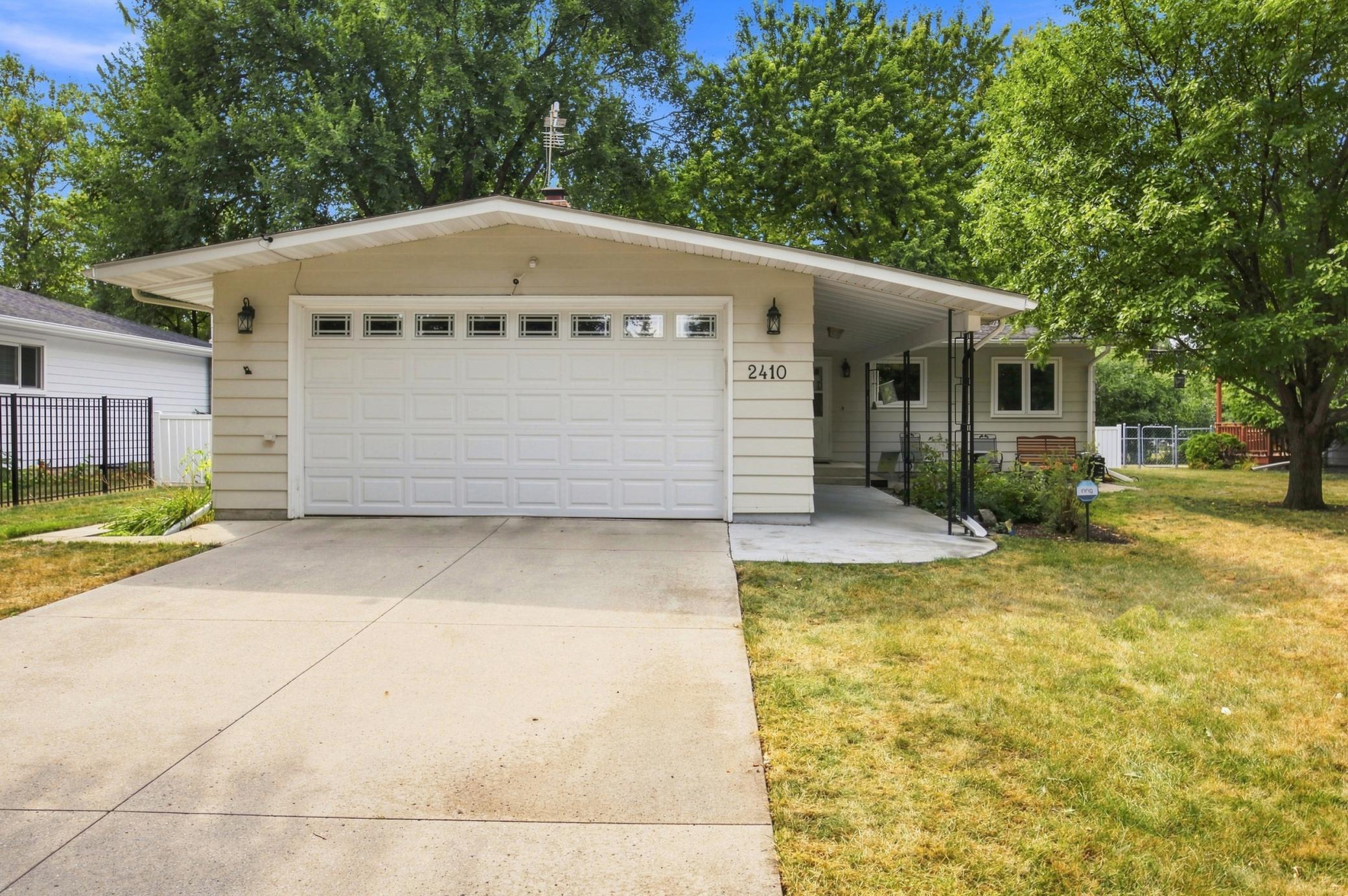 2410 Evergreen Road N Property Photo 1