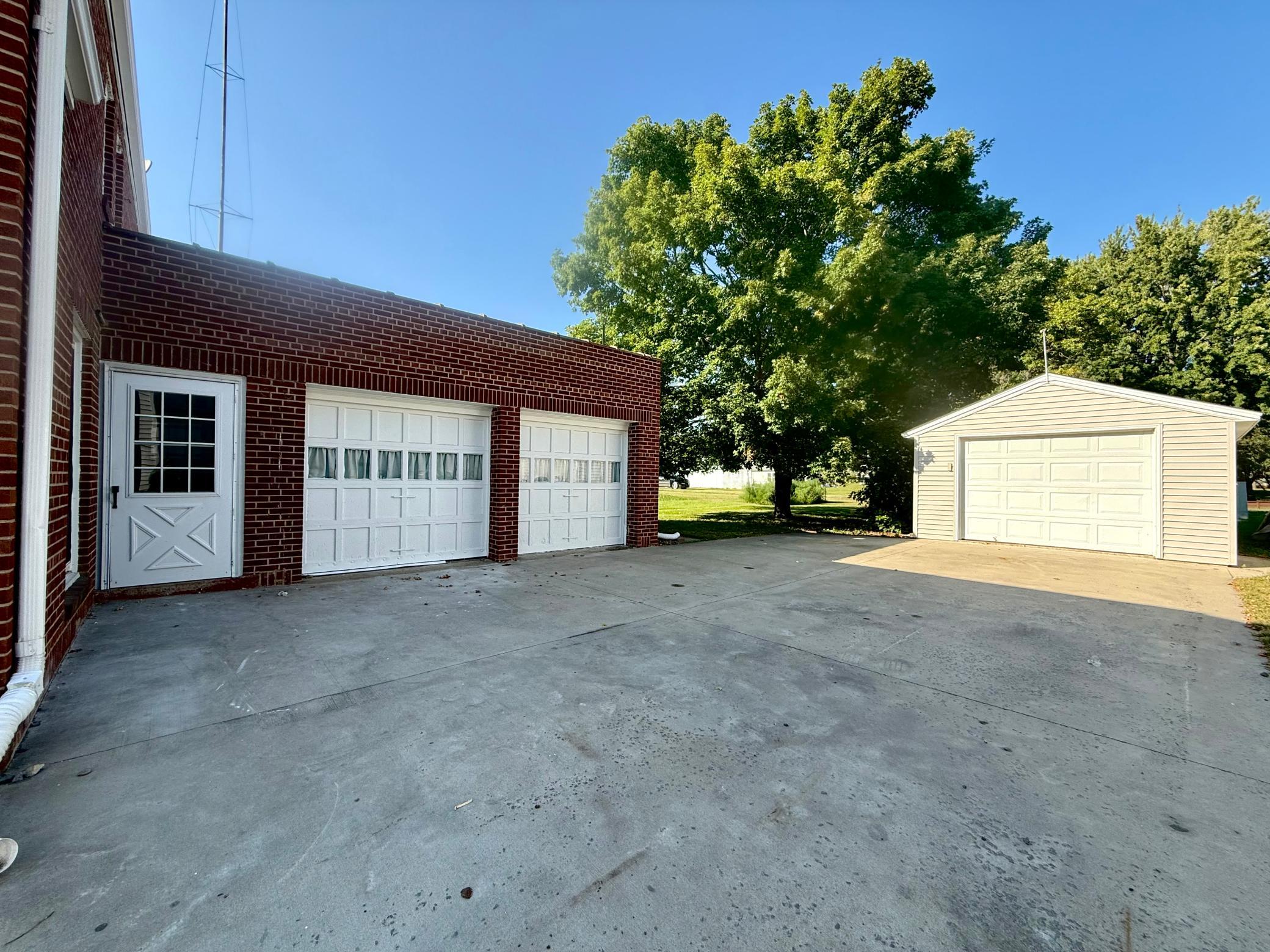 220 2nd Street E Property Photo 4