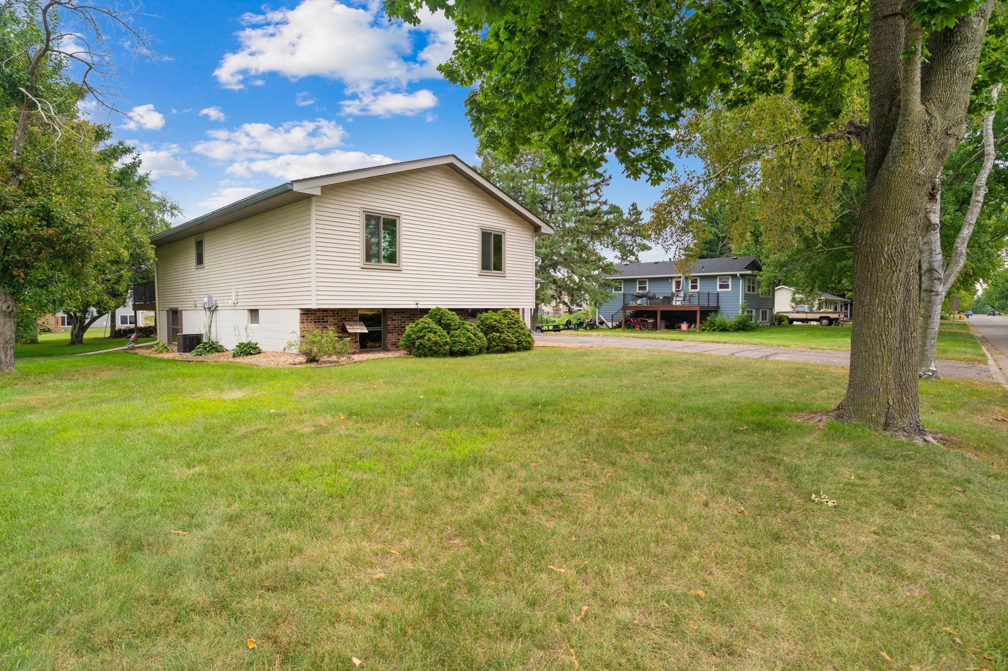 122 Monroe Street N Property Photo 33