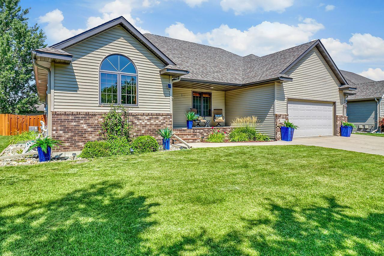 555 Queens Court Property Photo 3