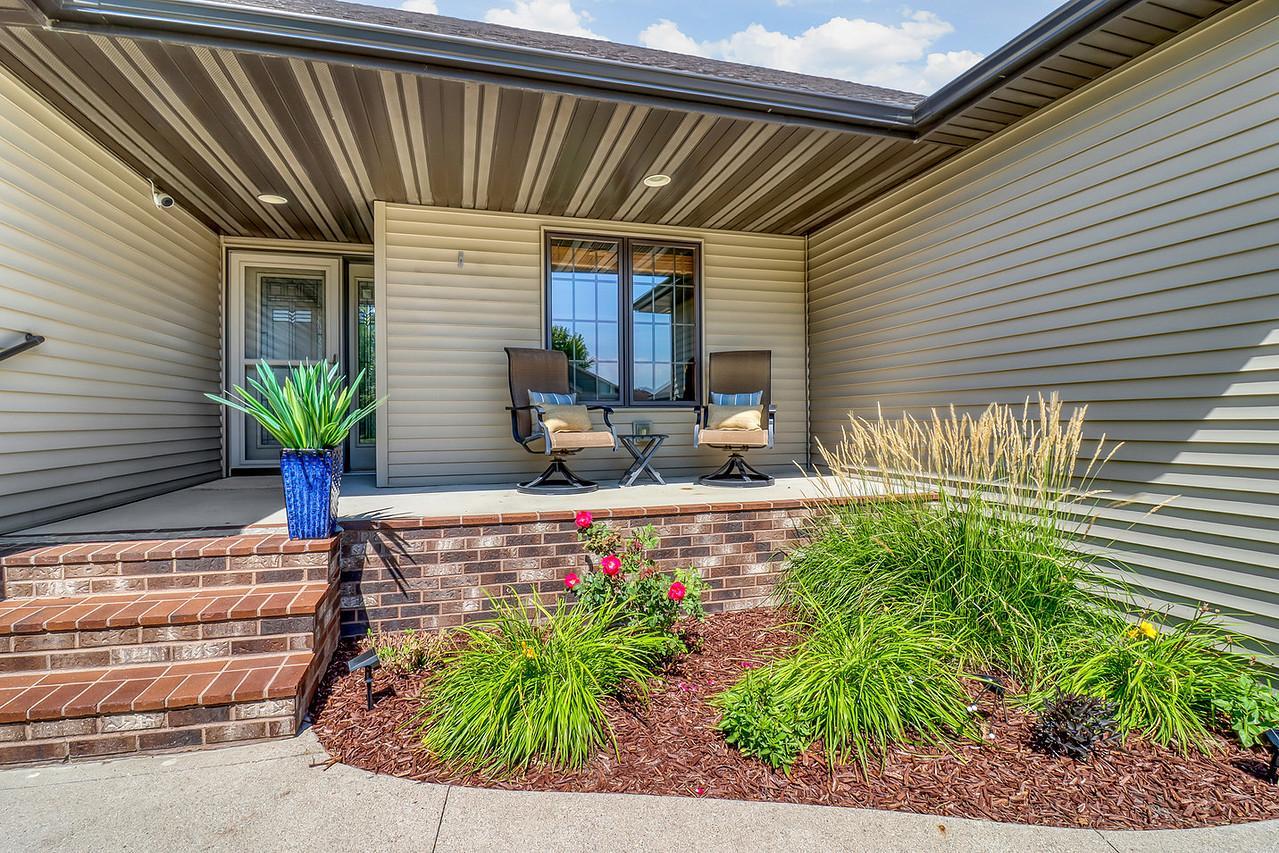 555 Queens Court Property Photo 5