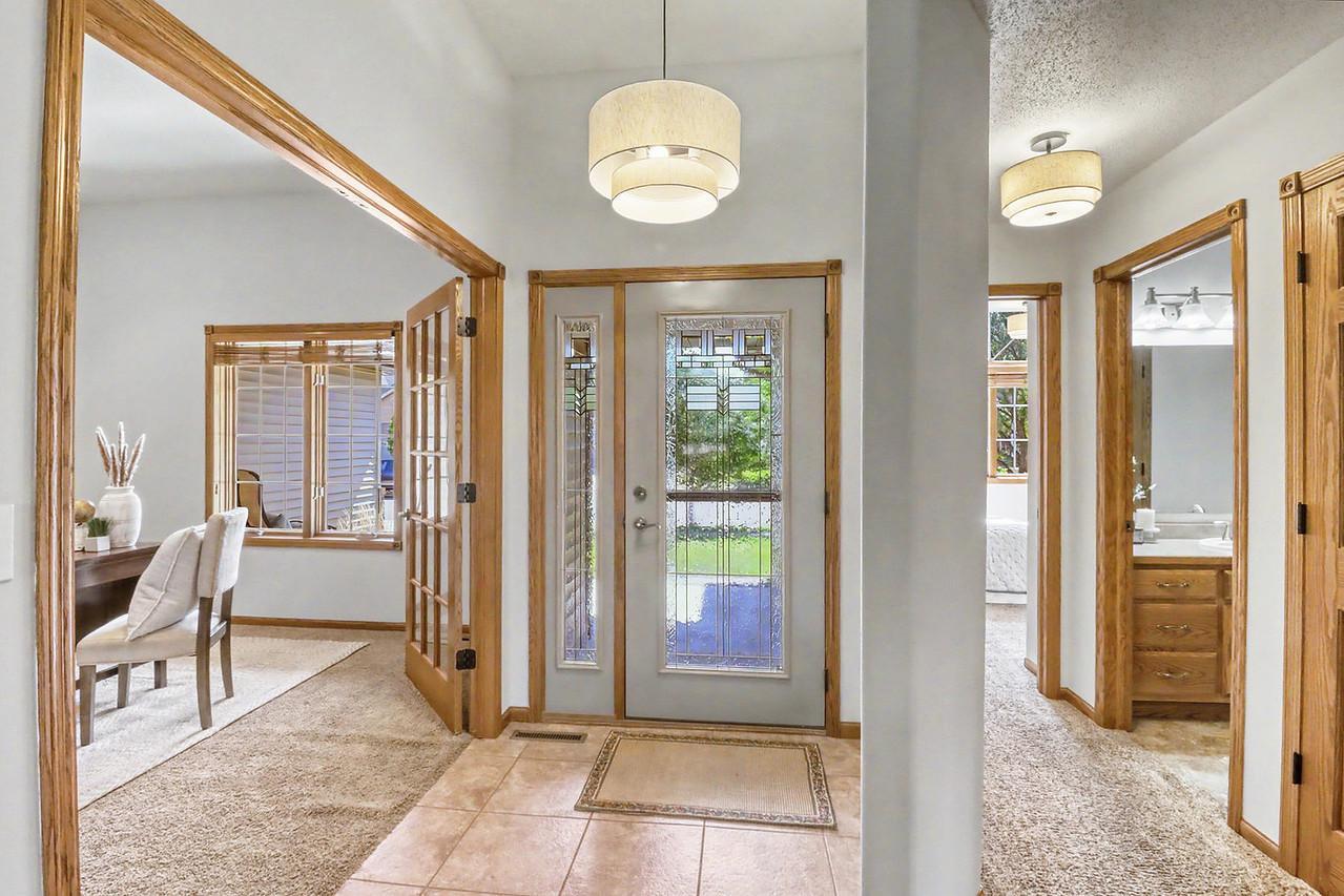 555 Queens Court Property Photo 6