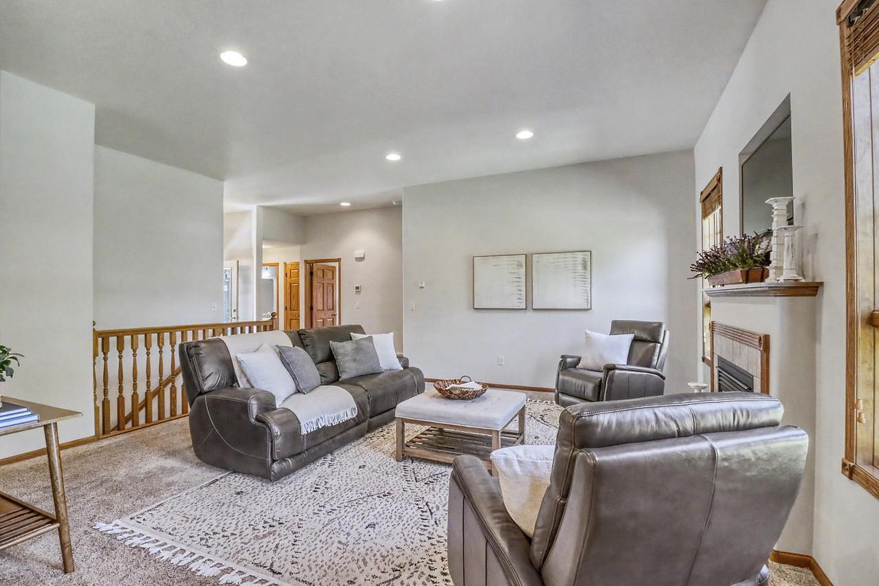 555 Queens Court Property Photo 13
