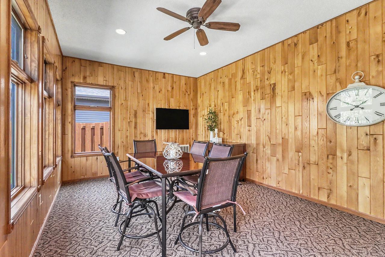 555 Queens Court Property Photo 31