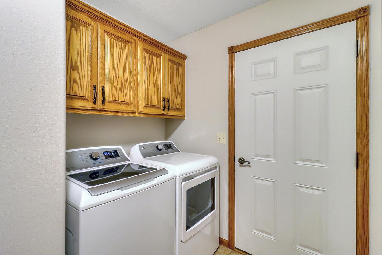 555 Queens Court Property Photo 32