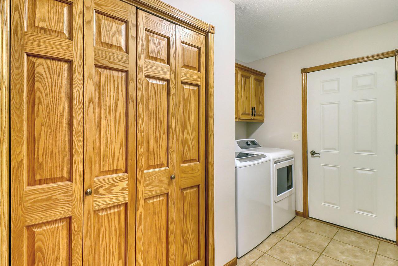 555 Queens Court Property Photo 33