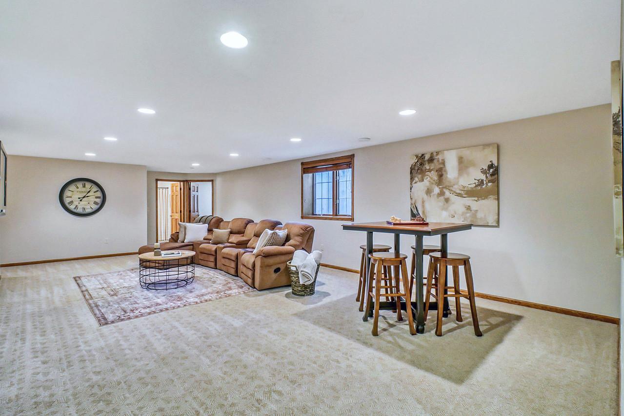 555 Queens Court Property Photo 47
