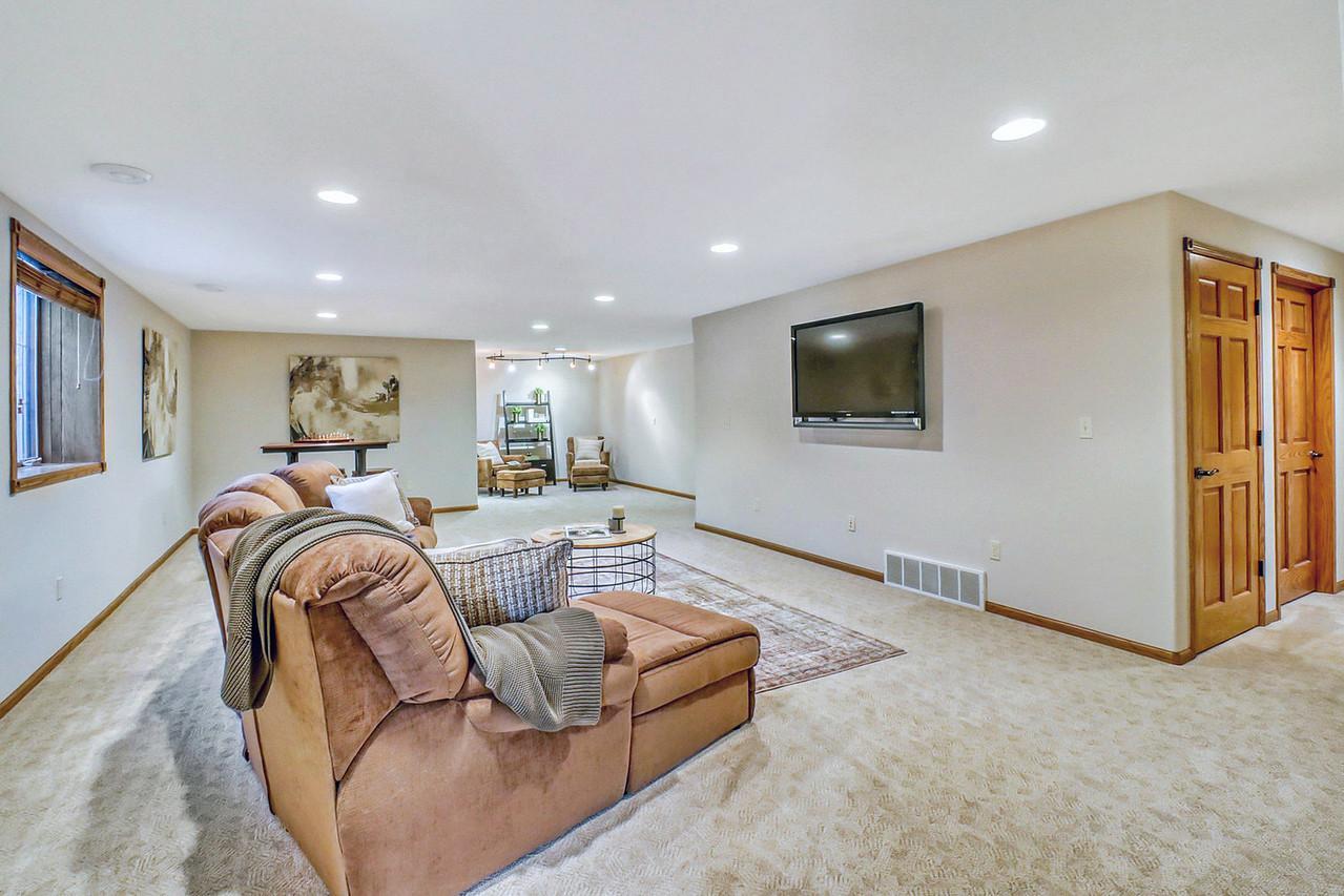 555 Queens Court Property Photo 48