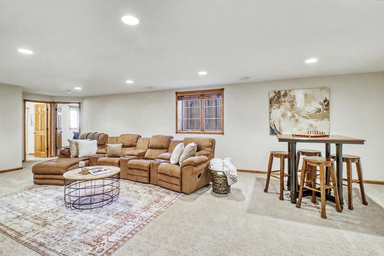 555 Queens Court Property Photo 49