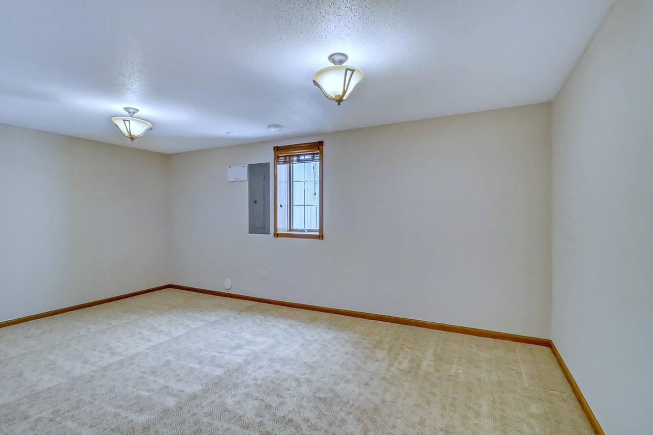 555 Queens Court Property Photo 58