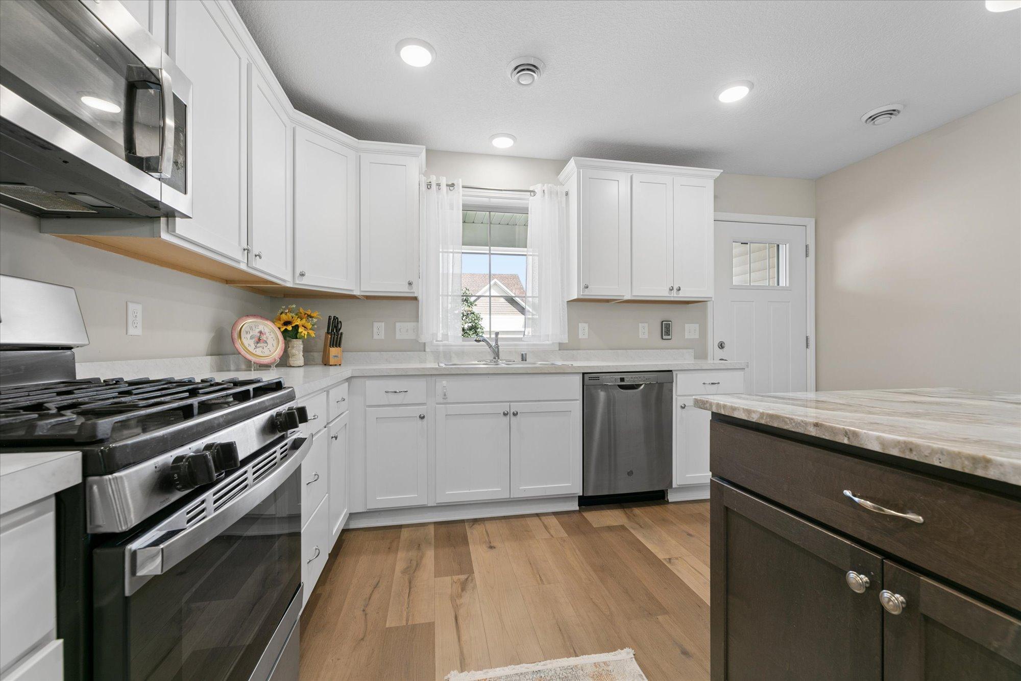 6049 Iris Lane Property Photo 7