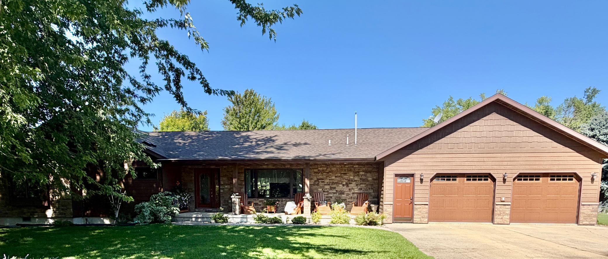 1625 Edgewater Drive Property Photo 2