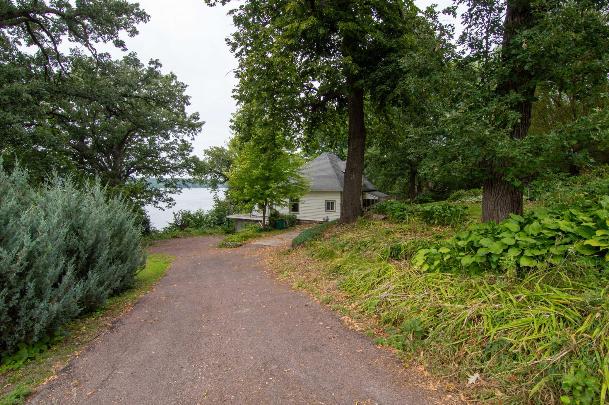 609 Lakeshore Drive
