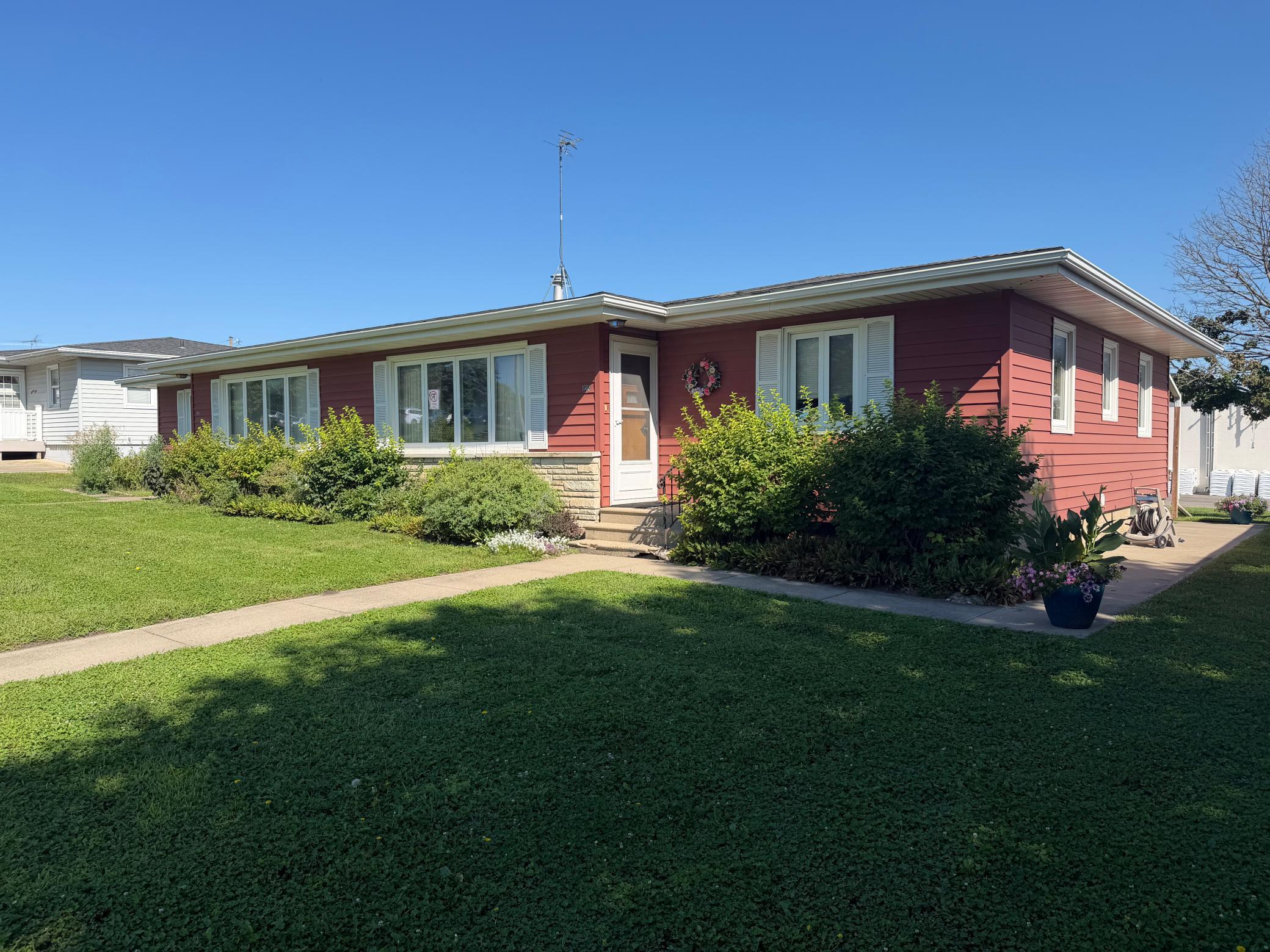 1602/ 1604 Front Street W Property Photo 1