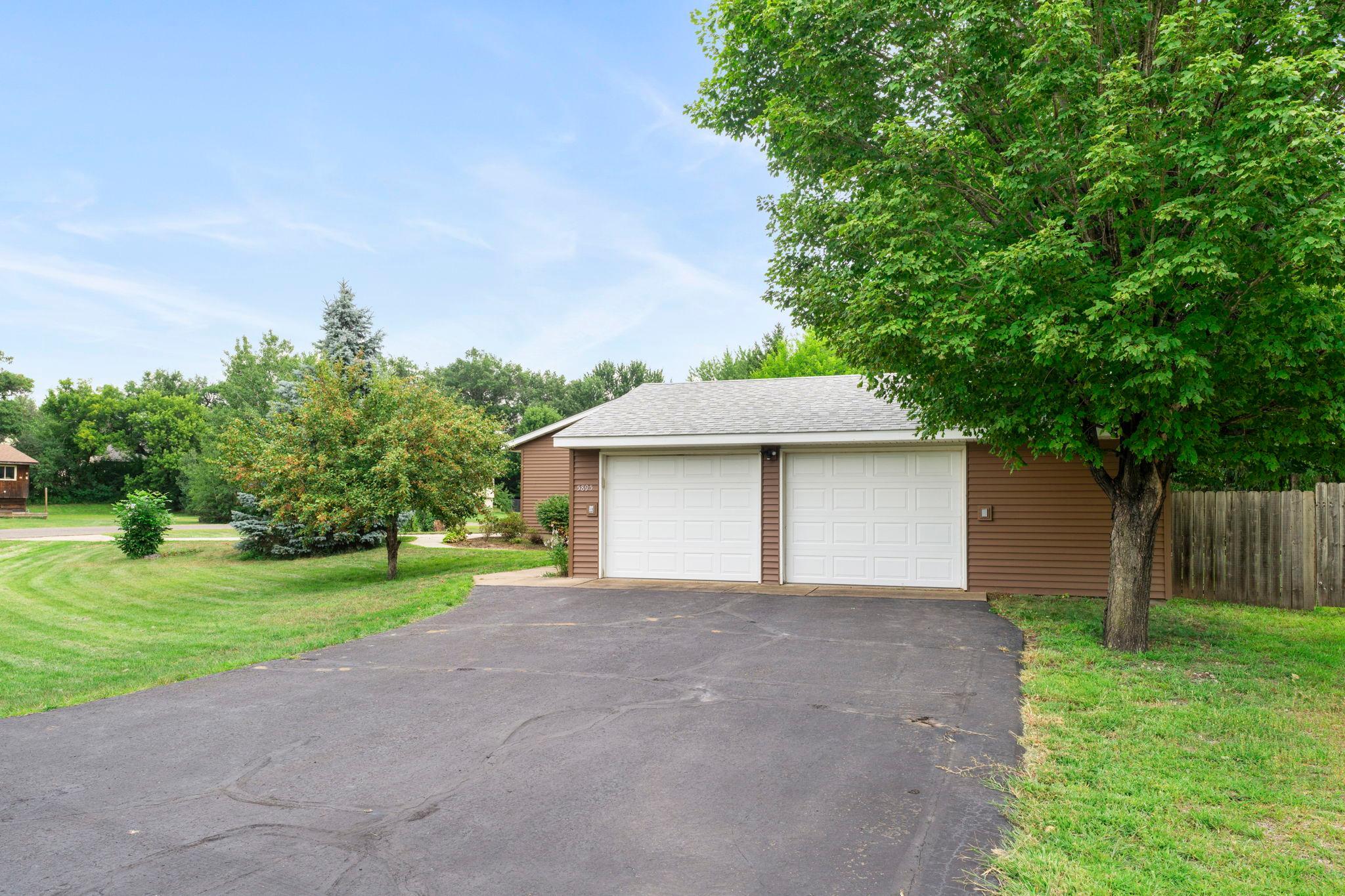 5895 Red Fox Run Property Photo 3
