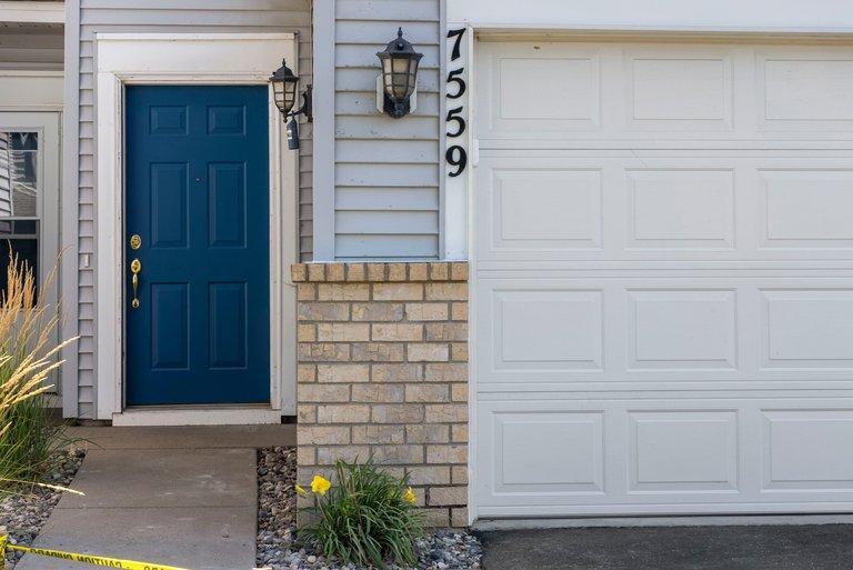 7559 Derby Lane Property Photo 2