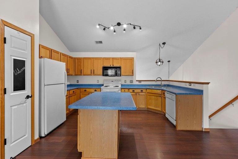 7559 Derby Lane Property Photo 3