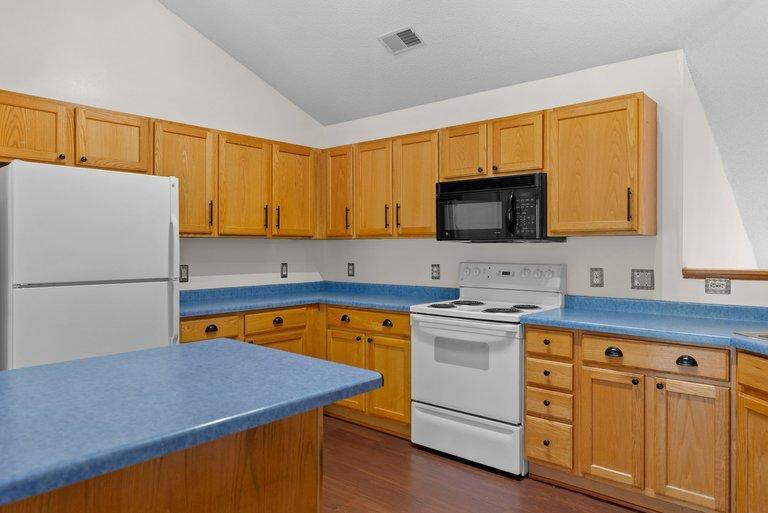 7559 Derby Lane Property Photo 4
