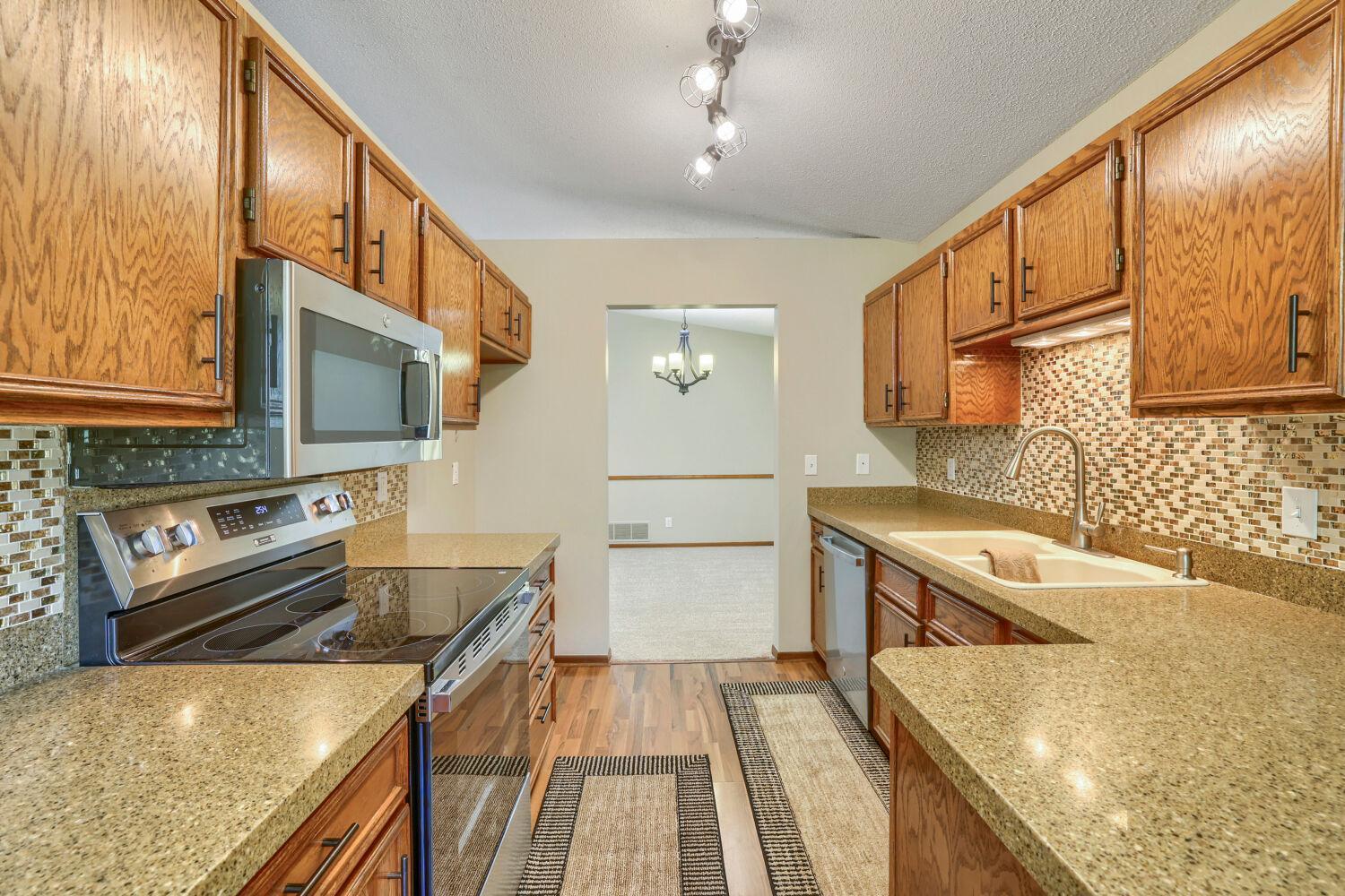 4118 Hemlock Lane N Property Photo 7