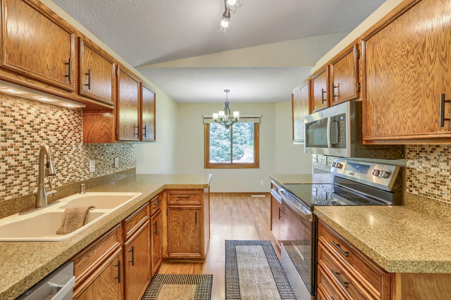 4118 Hemlock Lane N Property Photo 8