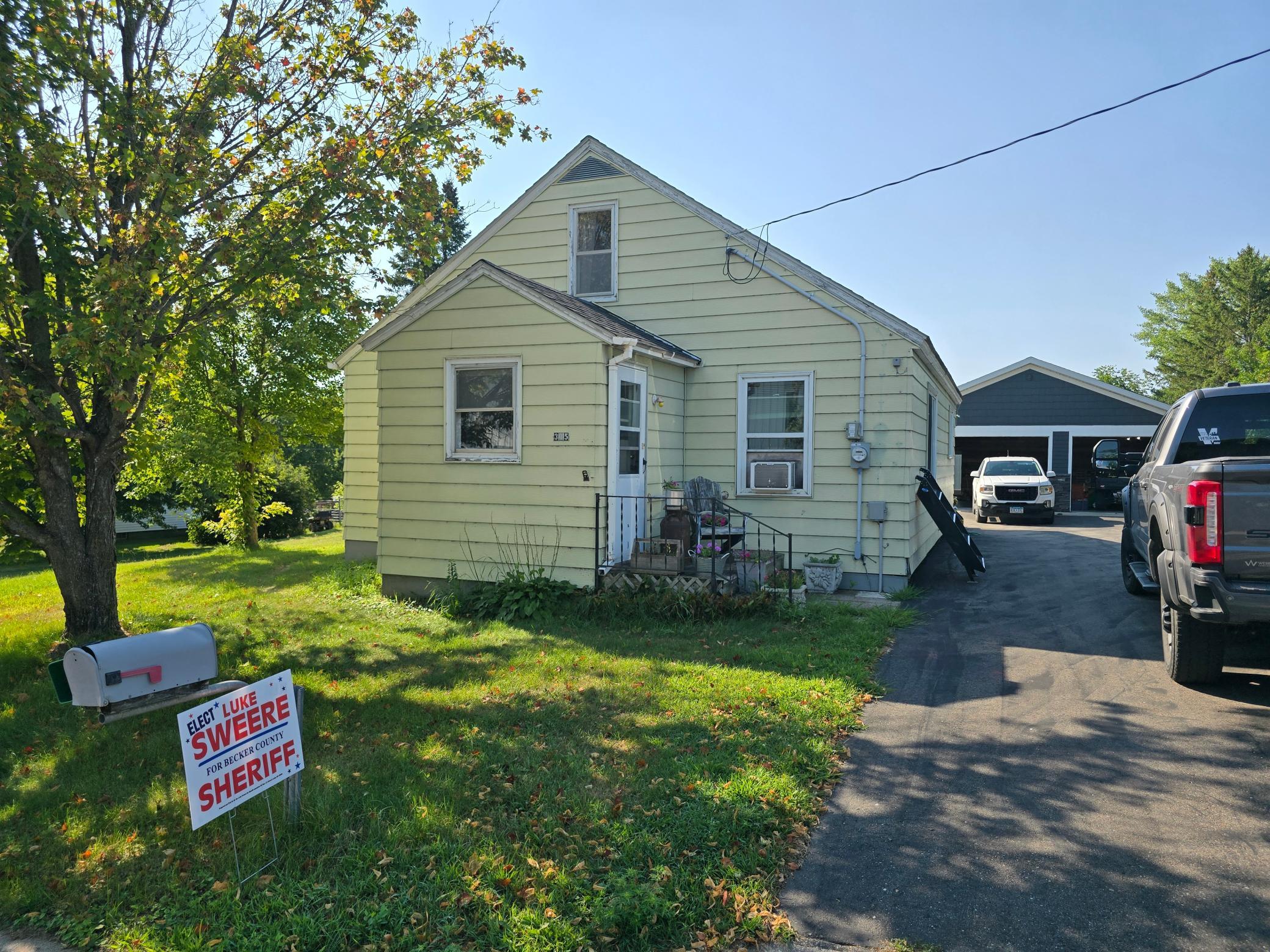 305 E Hill Drive Property Photo 1
