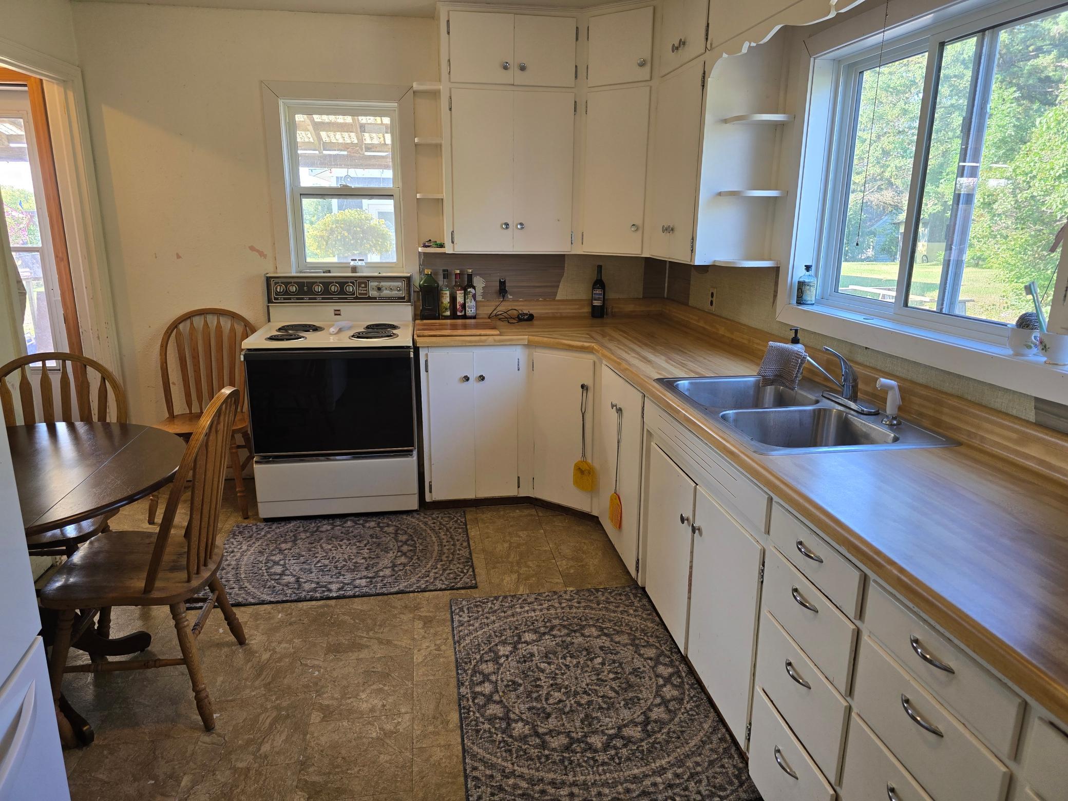 305 E Hill Drive Property Photo 5
