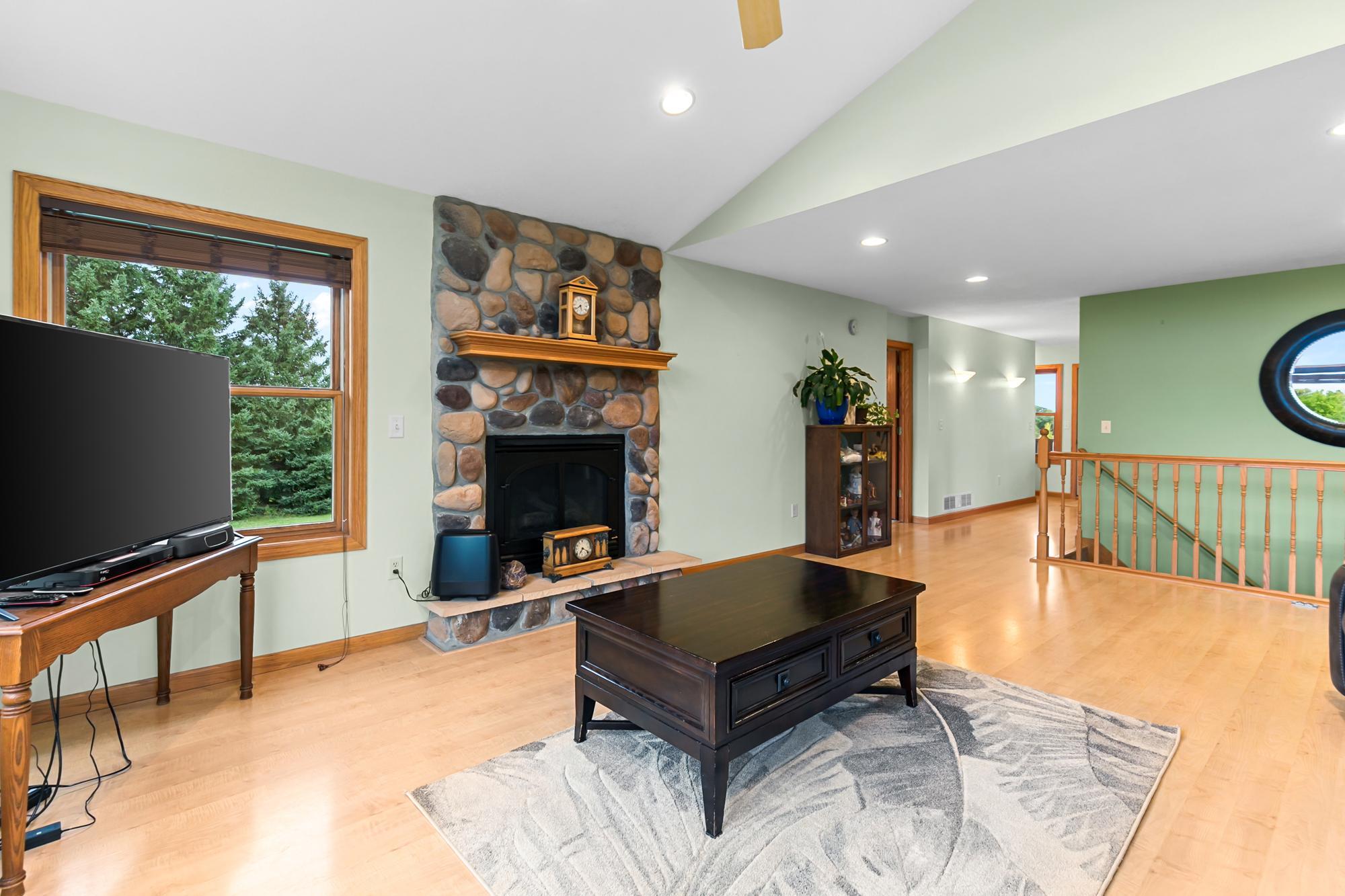 42790 Elmcrest Avenue Property Photo 11