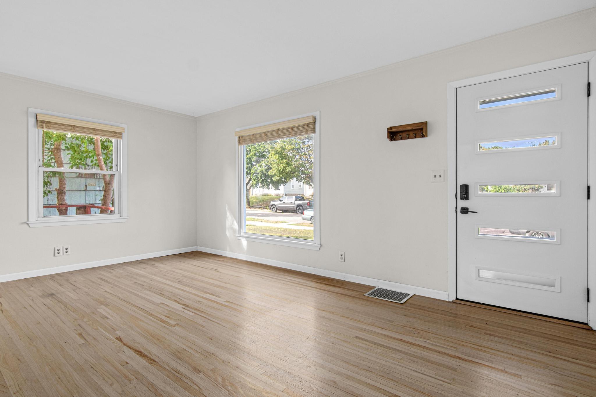 6133 Thomas Avenue S Property Photo 4