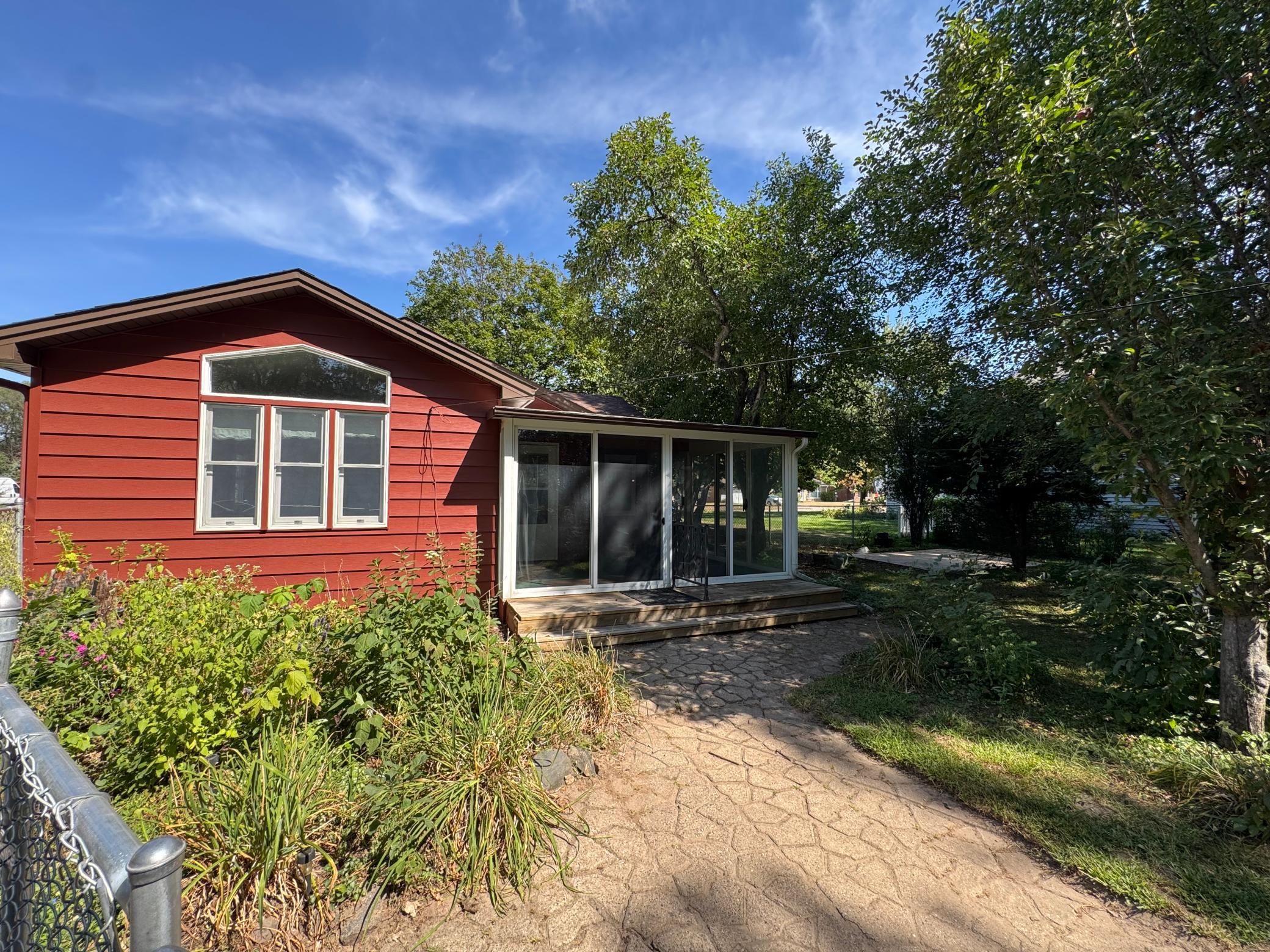 830 Sandhurst Drive W Property Photo 3