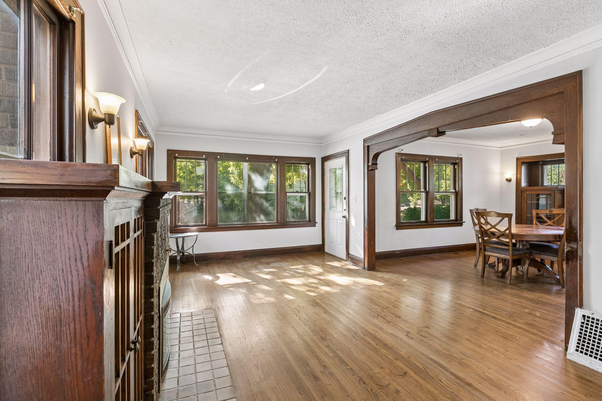 2323 Ilion Avenue N Property Photo 2