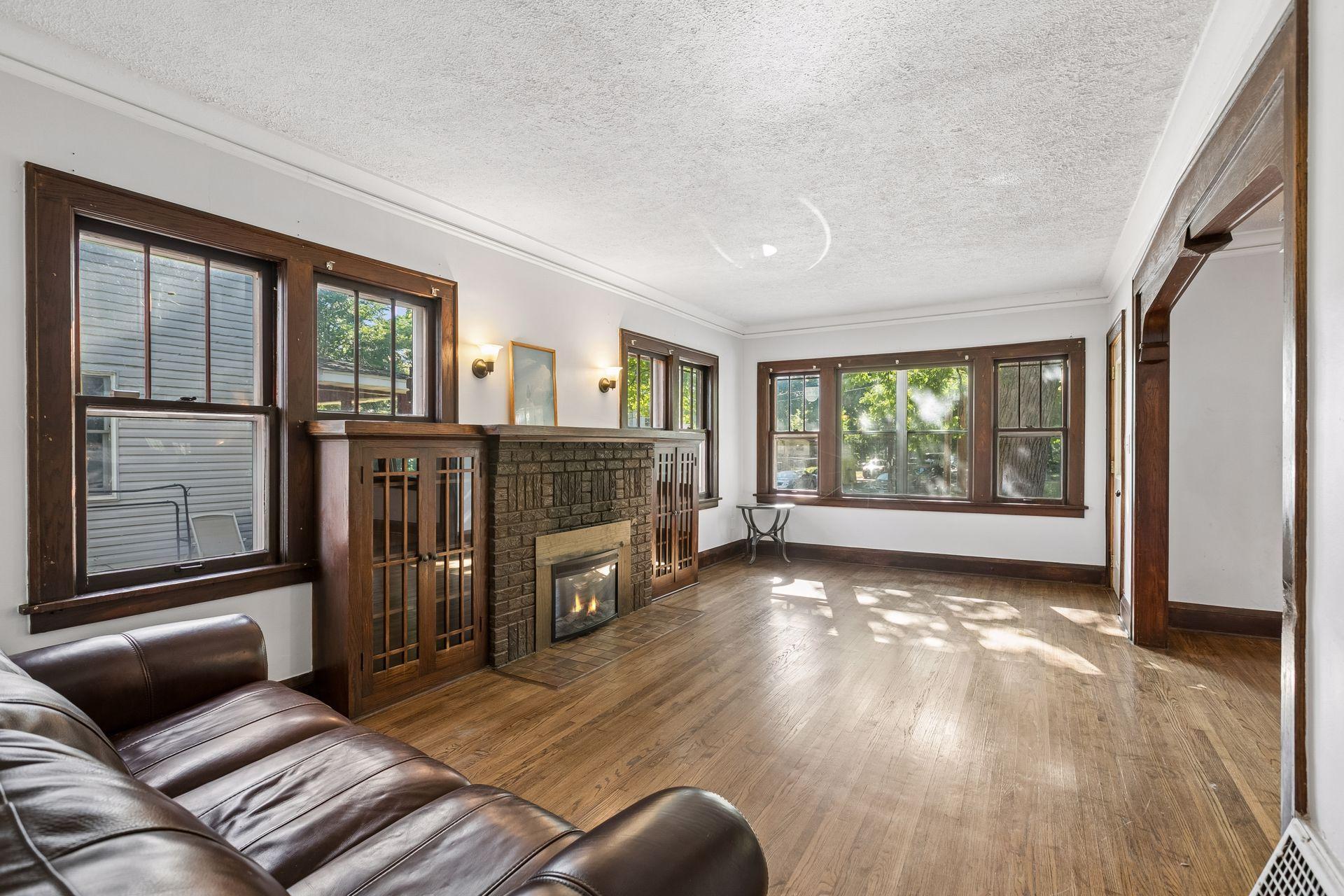 2323 Ilion Avenue N Property Photo 3