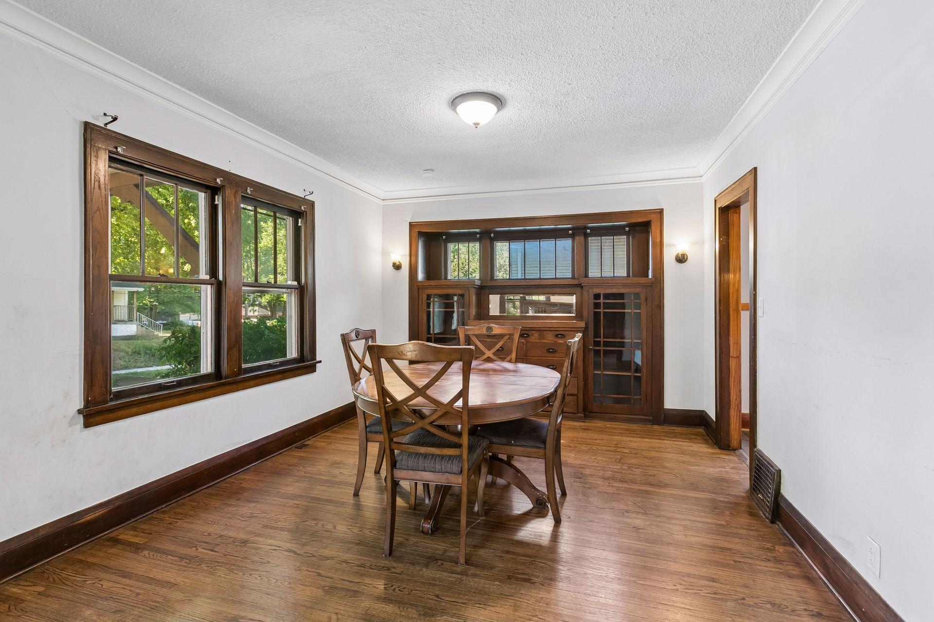 2323 Ilion Avenue N Property Photo 4