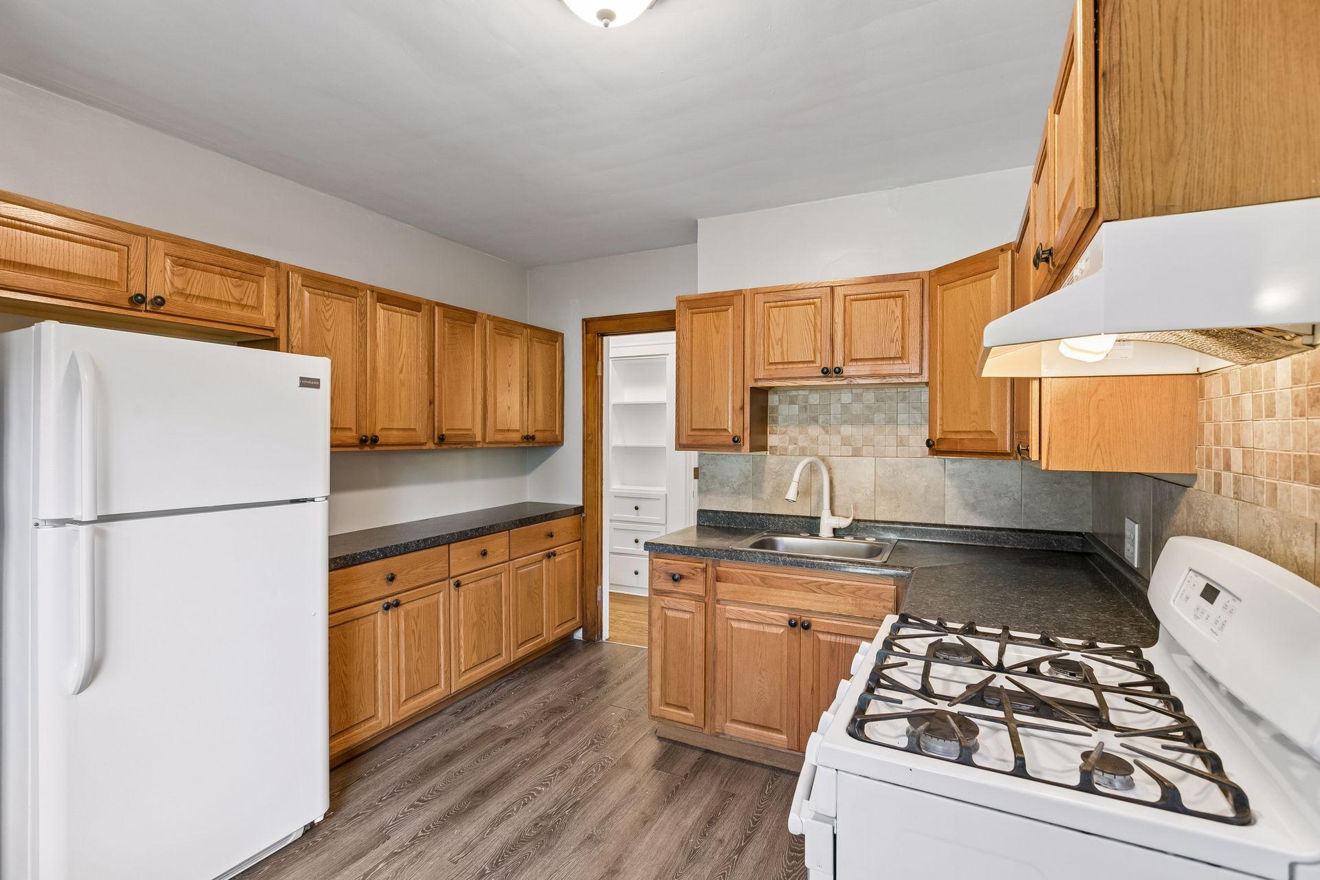 2323 Ilion Avenue N Property Photo 6