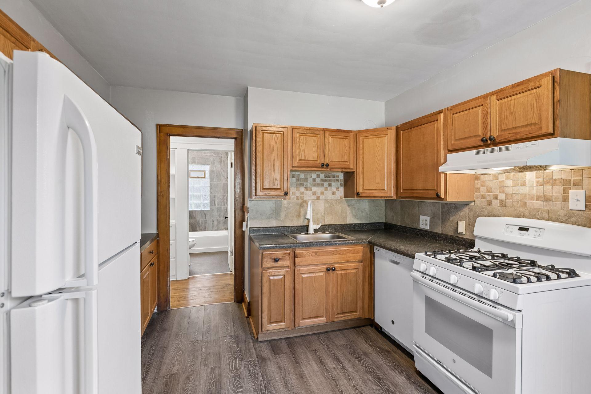 2323 Ilion Avenue N Property Photo 7